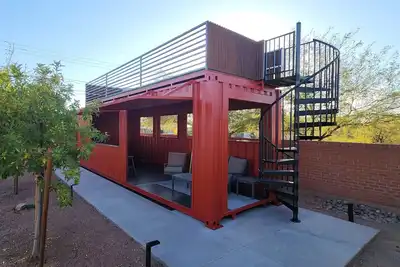 Image de Modern Oasis: New Kitchen, Rooftop Deck, Exec Office, Pet-Friendly, Large Yard