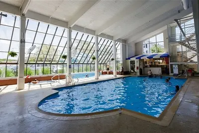 Image de Bask in Sunlight on Wood Neck Beach! 2 Spacious Units, Free Parking!