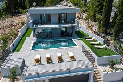 Image de We offer amazing villa for 8 person with private boat space, pool and garage