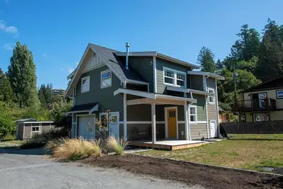Image de Central 2 Bed New Construction Laneway House in Gibsons