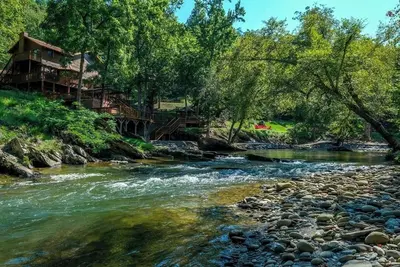 Image de A River Runs Through It | By Colonial Properties