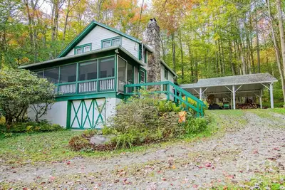 Image de \"The Chalet\" at Lake Mokoma
