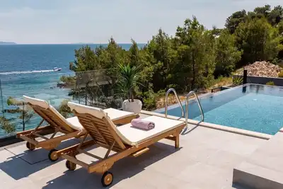 Image de Pretty Villa Surrounded by Mediterranean Greenery