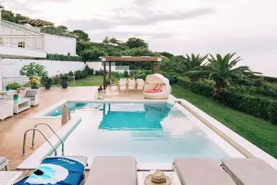 Image de Comfortable And Chic Garden With A Well Maintained Garden