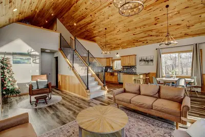 Image de Private - 7 bed 3 bath Lake Cabin +Hot Tub +Dock +2 Pedal Boats +2 canoes +Sauna