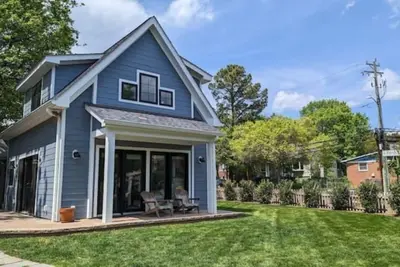 Image de Private Sunny Cottage with King Bed + Yard / Patio