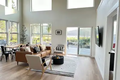 Modern house in Detroit lake, with breathtaking views