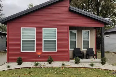 Image de 175 Tiny Home near Mtb Trails, Walmart Hq Sleeps 6