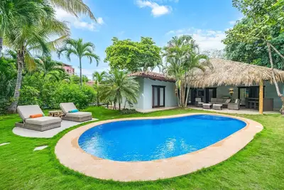 Image de Tropical Retreat - Private Pool, Steps to Beach by RedAwning