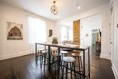 Image de Union Farmhouse - Dwtn Indy 2br Farmhouse Home- Minutes from Lucas Oil Stadium