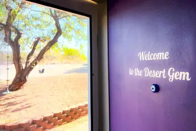 Image de Desert Gem Guest House nestled among lush Mesquite trees.