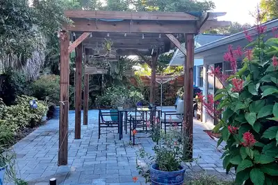 Bright/Comfortable/ Fully Equipped Home in Convenient Location Near Beaches