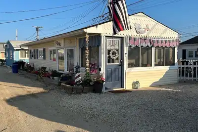 Image de Beach Bungalow, 3 bedrooms yard  4 car parking, 1 block walk to private  beach