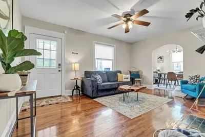 Image de The Sunset Bungalow- Dog Friendly-2. 7 Miles to Downtown Wilmington, Nc! <br>