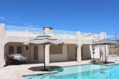 Image de Fun Times! Pool, Spa, Bbq nestled behind this 3 bedroom, 2 bath home with garage