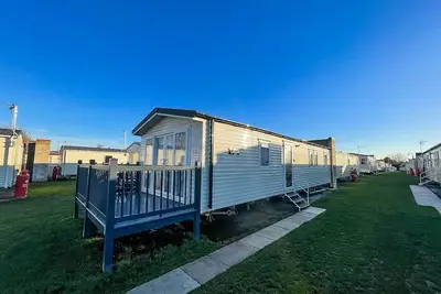 Image de Modern 8 berth caravan with decking at Naze Marine Park, Essex ref 17145p