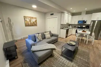 Image de New White Rock Suite Close to Pier and Border