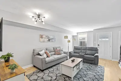 Image de Modern Townhome w/ Balcony • Walk to Fuse Stadium