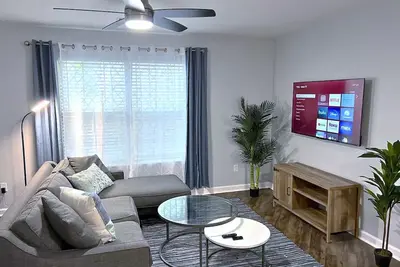 Image de Central 4 bedroom 3 bathroom townhome! 5 mins to Fsu, 10 mins to the hospital.