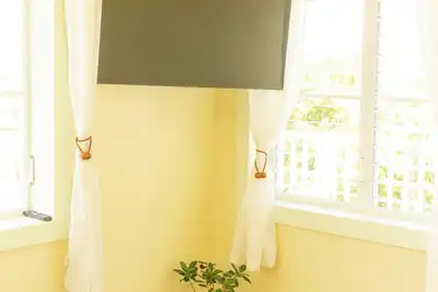 Image de Cozy accommodations in a great location.