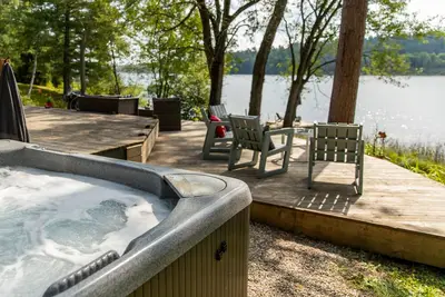 Image de Cozy, 4-season Log Cabin on Lake w\/ Hot Tub, Outdoor adventure at your doorstep