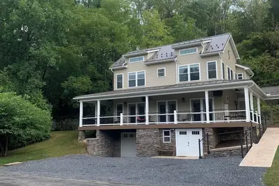 Image de Spring Creek stream front - steps to world class fly fishing and minutes to Psu.