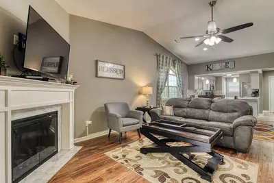 Image de Renovated Branson Retreat w/ new walk-in shower ~ 1 mile to the Branson strip!