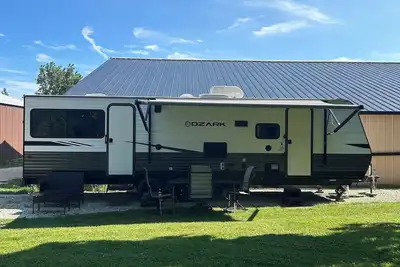 Image de Spacious 27’ Rv on horse farm