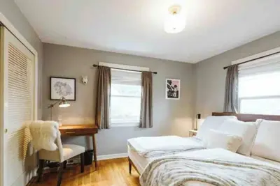 Image de Charming Eastside Bungalow near downtown, a great park, and I-5!