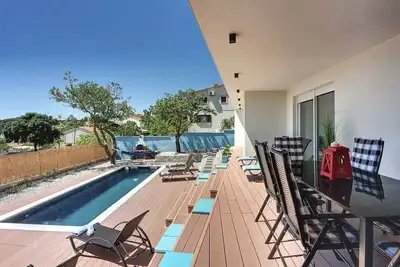 Image de Maison de vacances avec terrasse et piscine