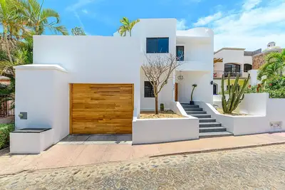 Image de Luxury Modern Villa- 5min walk to marina/downtown. Gated Community. Game room.