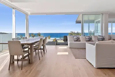 Image de Luxury 5 Bedroom House with Pool and Beach Views