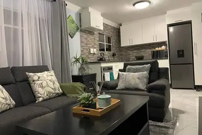 Image de Cozy, Peaceful Apartment with Backup Power