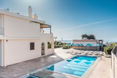 Image de Appartement dans l'hôtel 'Amaryllis Fully Equipped Beach Front House' avec piscine commune