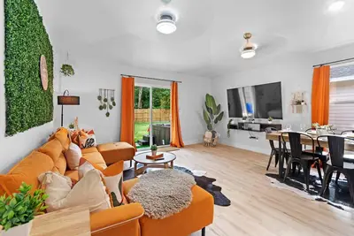 Image de 🌊Tide + Tailgate 🏈 - Hot Tub, Sleeps 12, Arcades, Cowboy Pool, Mini Golf