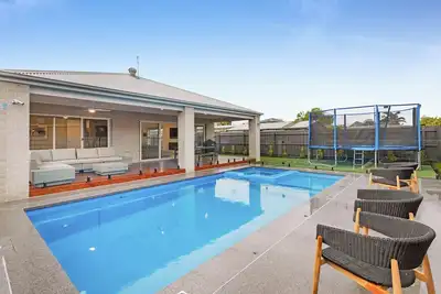 Image de Meadow by the Sea by Ready Set Stay - Trampoline, Pool, Spa, Table Tennis, Linen