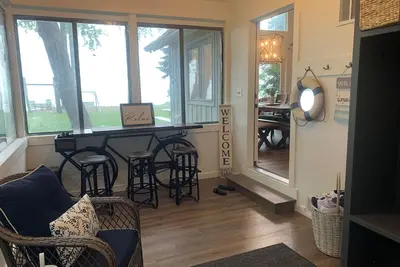 Image de Waterfront retreat; open concept; remodeled; perfect for large families!