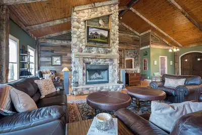 Image de Fireside Mornings & Starlit Nights @ Owl Creek Lodge - Outdoor Hot Tub!