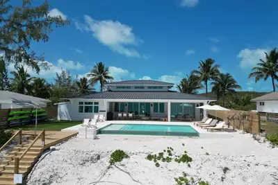 Image de Silver Beach House - Lux Vacation Home. 7 mins from Airport. Infinity Pool+++