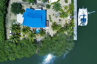 Image de Top Floor 2br with Pool Docking & Scenic Views