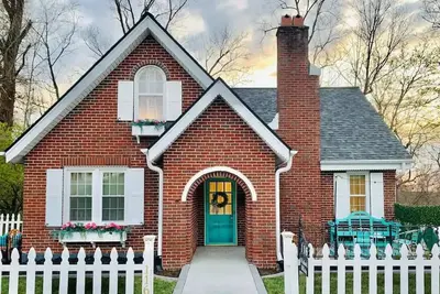Image de Charming Brick Cottage Near Ark! Sleeps 12