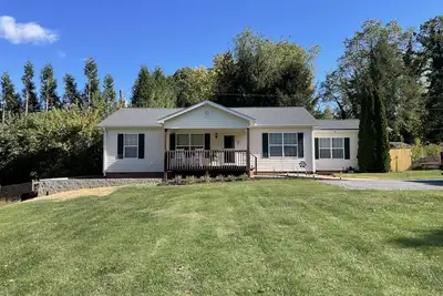 Image de Avery's Creek - 4 Bedroom, 3 Bath Full House Rental with Deck & Hot Tub