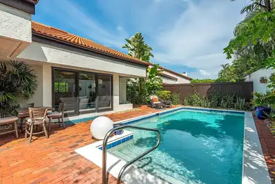 Image de 3 Br Villa w/ private pool in Pelican Bay. Walk to the beach and Waterside Shops