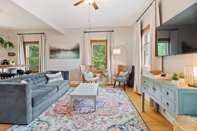 Image de The Nininger Historic Apt - Walk to Dt & River, King Bed, Pet Friendly