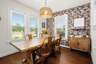 Image de 1950s Cottage-steps from Trendy Old Town Tomball dining, coffee, shops