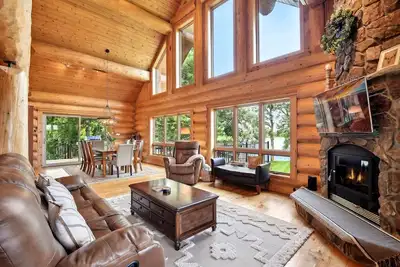 Image de Beautiful 5 bdrm lakefront log cabin - under 1hr from Mpls!