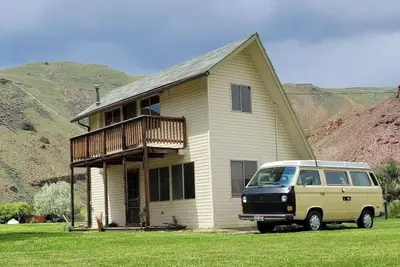 Image de Goldbug Hot Springs Getaway, Cozy Cabin Great for Hot Springs, Fishing & Hunting!