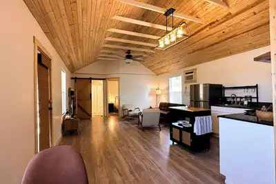Image de Buna Boho Tiny Home- A newly renovated tiny home situated in the heart of Buna.