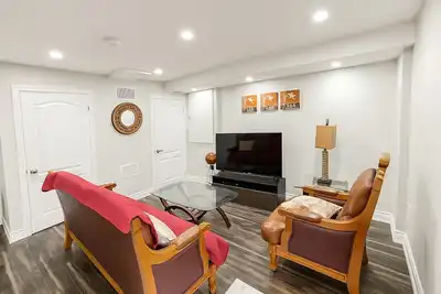 Image de Sous-sol rénové avec entrée privée, à 5 minutes à pied de l'hôpital Headwaters.