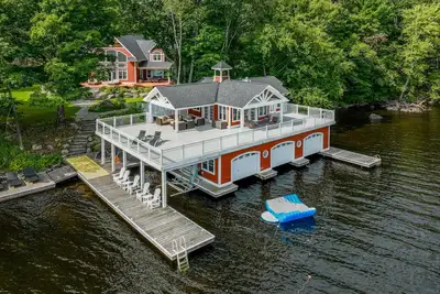 Image de 8 bed 5 bath cottage on Lake Muskoka, 9 acres!